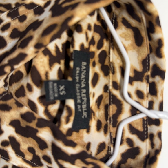 BANANA REPUBLIC WOMENS BUTTON DOWN LIGHTWEIGHT BLOUSE ANIMAL PRINT SZ XS - Picture 4 of 10